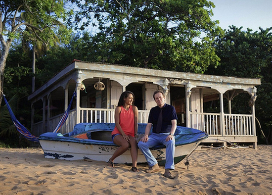 Florence Cassell et Jack Monney devant la cabane de l'inspecteur